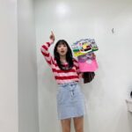 Kim Ji-sook Instagram - 오랜만에 서는 무대가 설레서, 정말 너무 신나고 행복했지만, 사실 무대 촬영을 위해 마주한 모든 분들과의 순간들은 더 잊을 수가 없어요. 환한 미소로 반갑게 대해주시고, 응원 담긴 말씀 아낌없이 주셔서 돌아오는 내내 마음 가득 행복하고 감사했습니다! 벅찬 하루를 선물해 주신 #복면가왕최고
