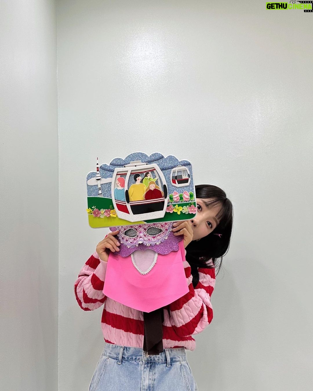 Kim Ji-sook Instagram - 오랜만에 서는 무대가 설레서, 정말 너무 신나고 행복했지만, 사실 무대 촬영을 위해 마주한 모든 분들과의 순간들은 더 잊을 수가 없어요. 환한 미소로 반갑게 대해주시고, 응원 담긴 말씀 아낌없이 주셔서 돌아오는 내내 마음 가득 행복하고 감사했습니다! 벅찬 하루를 선물해 주신 #복면가왕최고