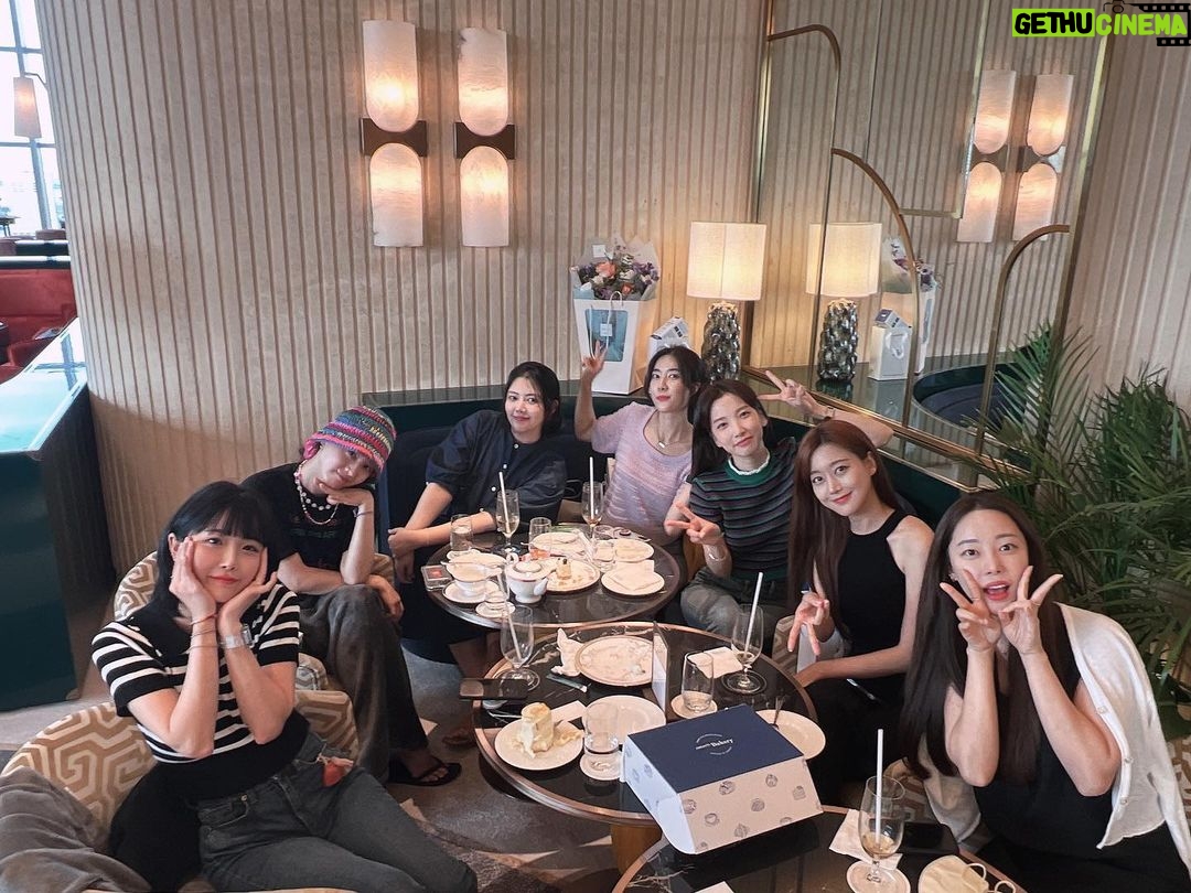 Kim Ji-sook Instagram - 오랜만에 별 완전체!!🌈 늘 고마운 울 멤버들, 격하게 축하해줘서 고마워!!!! 그래서 자세한 얘기는 다음에 또 만나서 하자궄ㅋㅋㅋㅋ🫢 . #너무웃어서목아퍼