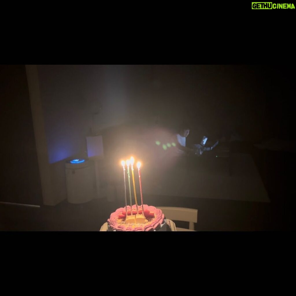 Kim Ji-sook Instagram - 12시 땡! 케이크에 불을 붙혔는데도 모르는 개발자님ㅋㅋㅋ 여기좀 봐주세요!!♥️ . #오빠의집중력덕분에 #완벽한깜짝파티 #오빠생일축하해🎂
