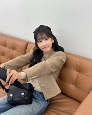 Kim Ji-sook Instagram - 필카 챙겨왔눈데 달랑 두 장 남아 있었당 헿