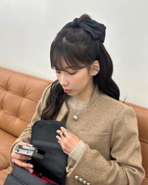 Kim Ji-sook Instagram - 필카 챙겨왔눈데 달랑 두 장 남아 있었당 헿
