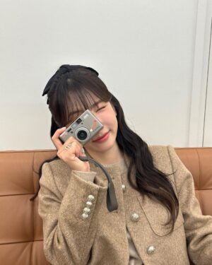 Kim Ji-sook Instagram - 필카 챙겨왔눈데 달랑 두 장 남아 있었당 헿