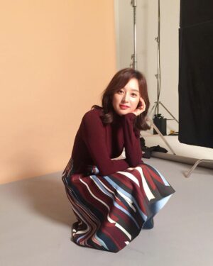 Kim Ji-won Instagram - 감사한 마음을 담아 
예전 사진들을 꺼내봅니다☺
숨겨왔던 나의 수줍은 사진 모두 줄게🎶