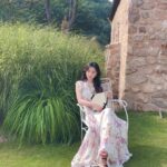 Kim Ji-won Instagram – 감사한 마음을 담아 
예전 사진들을 꺼내봅니다☺
숨겨왔던 나의 수줍은 사진 모두 줄게🎶