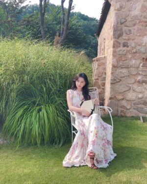 Kim Ji-won Instagram - 감사한 마음을 담아 
예전 사진들을 꺼내봅니다☺
숨겨왔던 나의 수줍은 사진 모두 줄게🎶
