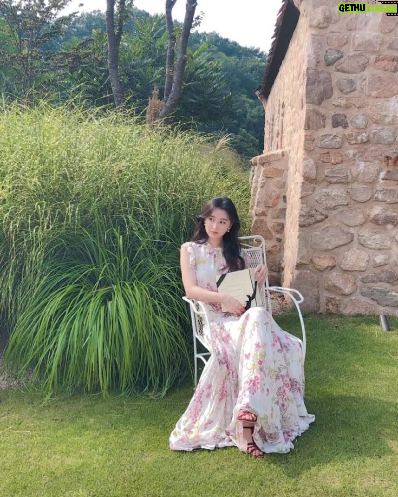 Kim Ji-won Instagram - 감사한 마음을 담아 예전 사진들을 꺼내봅니다☺ 숨겨왔던 나의 수줍은 사진 모두 줄게🎶
