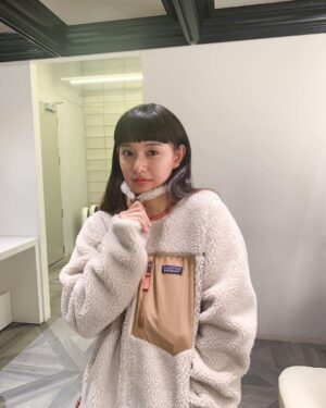 Kim Ji-won Instagram - 감사한 마음을 담아 
예전 사진들을 꺼내봅니다☺
숨겨왔던 나의 수줍은 사진 모두 줄게🎶