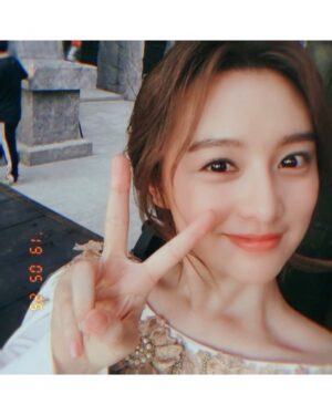 Kim Ji-won Instagram - 감사한 마음을 담아 
예전 사진들을 꺼내봅니다☺
숨겨왔던 나의 수줍은 사진 모두 줄게🎶