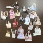 Kim Ji-won Instagram – 감사한 마음을 담아 
예전 사진들을 꺼내봅니다☺
숨겨왔던 나의 수줍은 사진 모두 줄게🎶