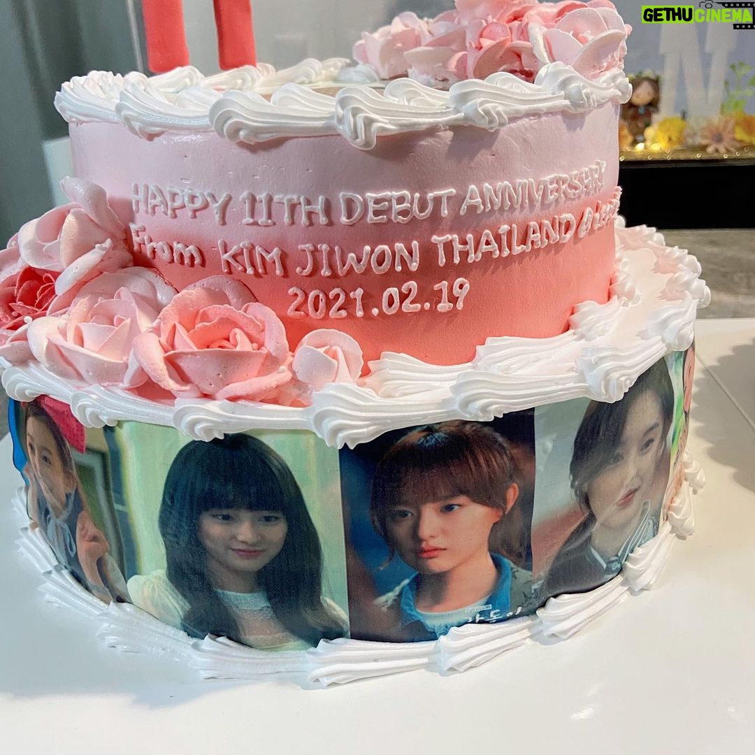 Kim Ji-won Instagram - 덕분에 더욱 특별한 날이 되었어요❤️감사합니다❤️