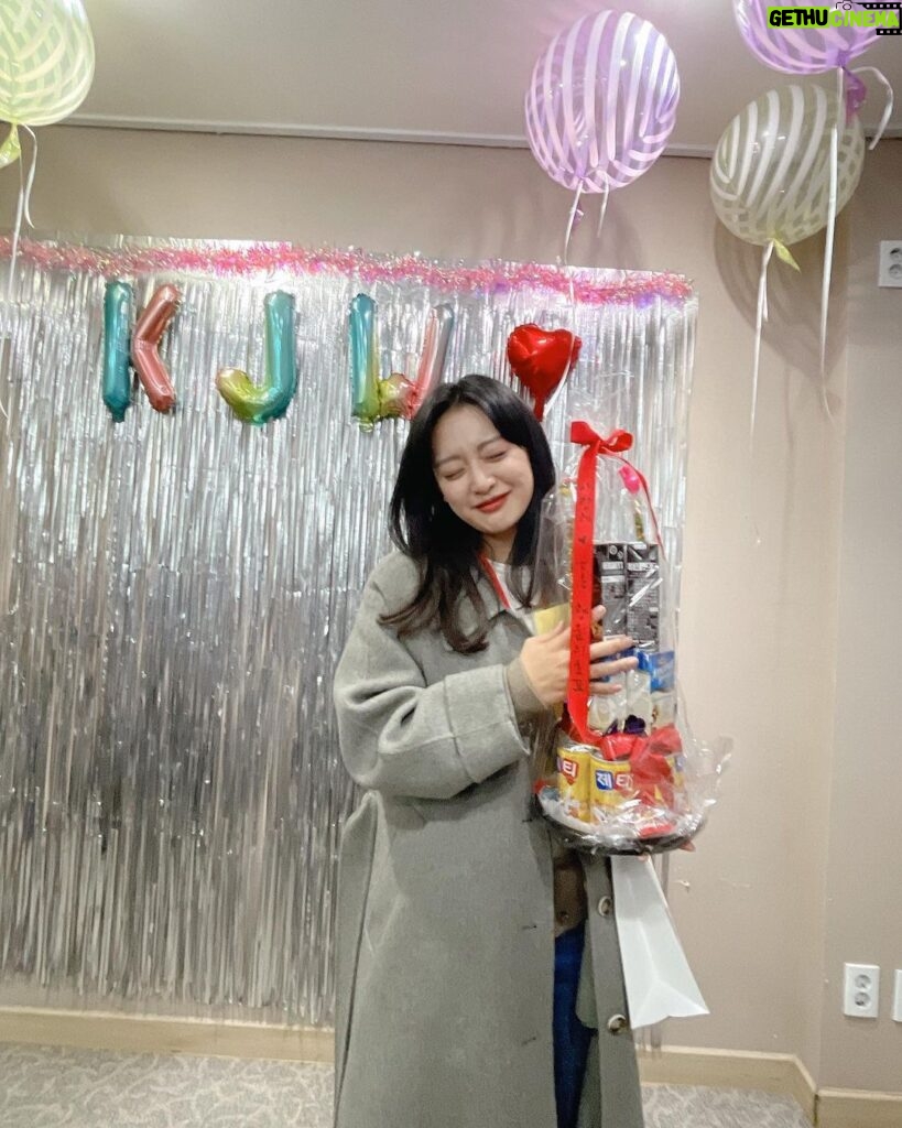 Kim Ji-won Instagram - 윤선아 그리고 이은오를 사랑해주셔서 진심으로 감사드려요❤ 새로운 경험들로 행복한 시간들이었습니다. 감사합니다☺ #도시남녀의사랑법