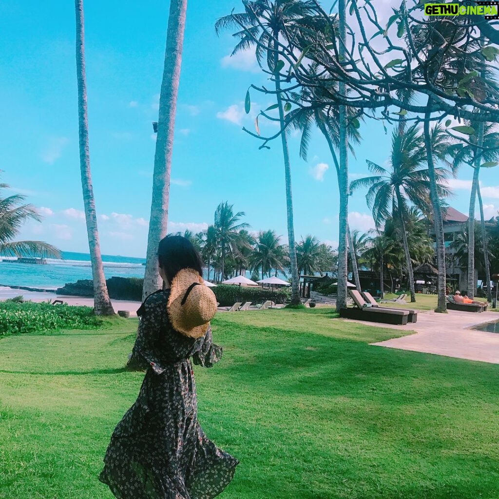 Kim Ji-won Instagram - ☀ #힐링 #발리 #짠디비치빌라 #짠디비치리조트