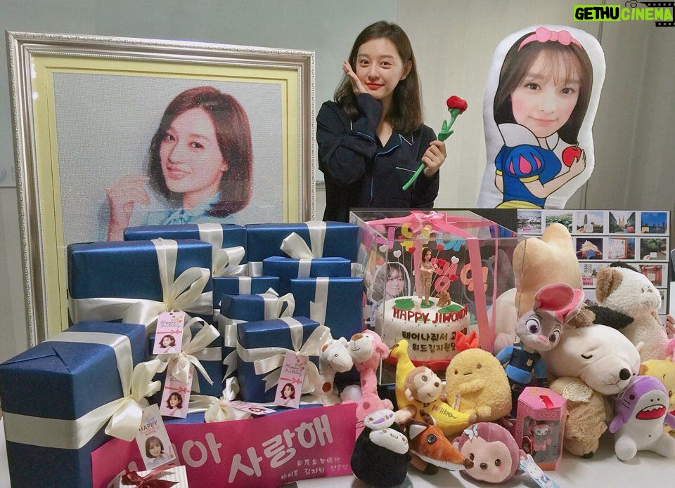 Kim Ji-won Instagram - 늘 애정해주셔서 감사해요💕 축하해주신 모든 분들께 감사드립니다🙈