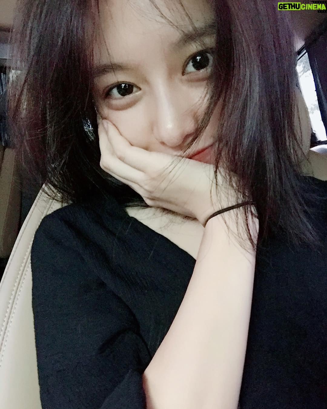 Kim Ji-won Instagram - 다들 뭐하세요? 오늘도 너무 덥다☀️💦