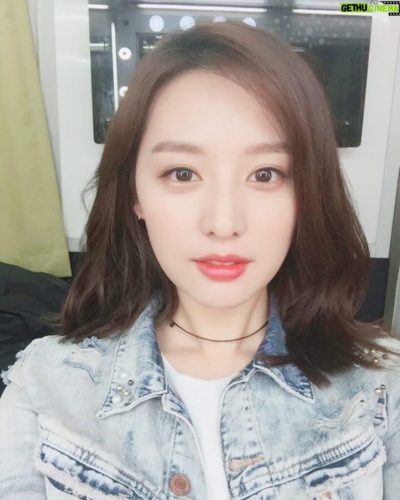 Kim Ji-won Instagram - 🙈🙈🙈