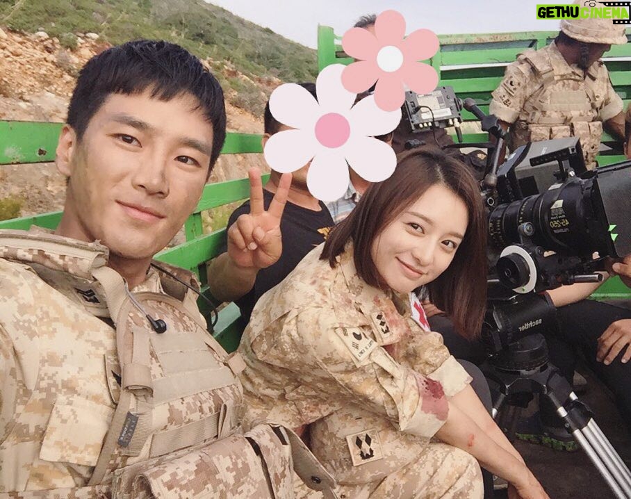 Kim Ji-won Instagram - #태양의후예 30%돌파입니다! 많은 사랑 감사드립니다.❤️💕 With #감독님초상권보호 #안보현 오빠 #콜사인피콜로 @bohyunahn