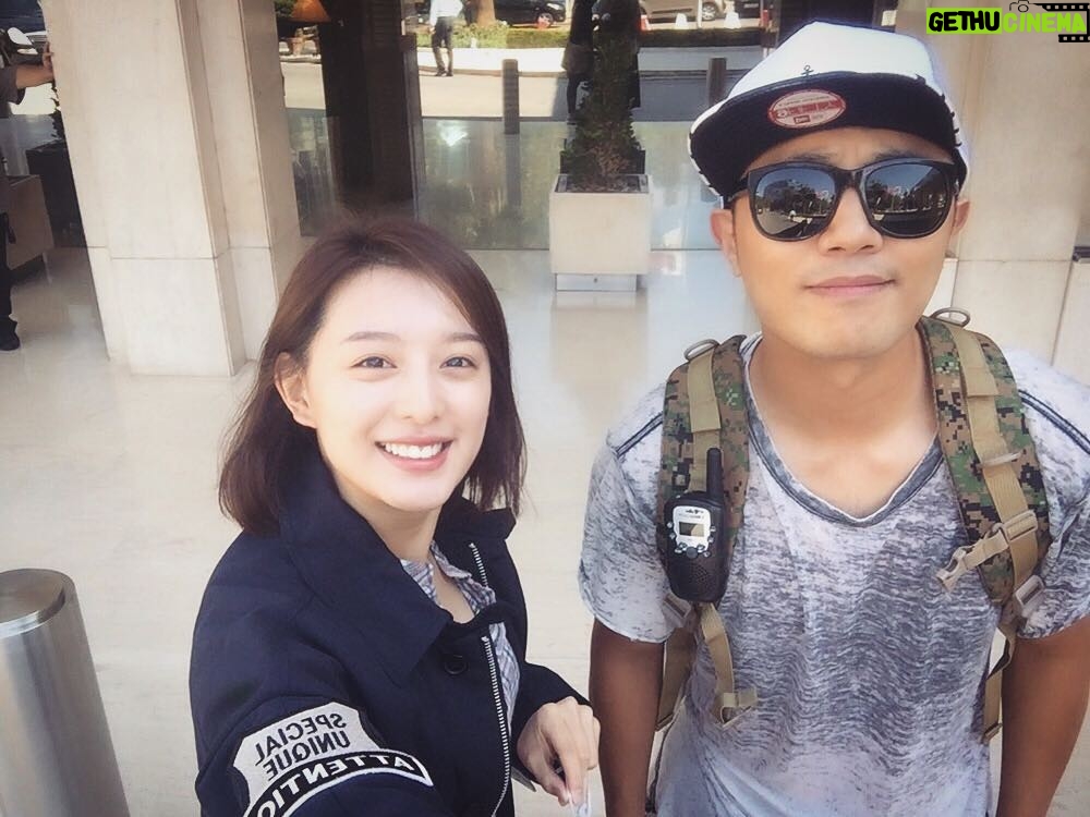 Kim Ji-won Instagram - 오늘은 #태양의후예 하는날! #서대영 과 함께라서 #윤명주 는 광대승천😁