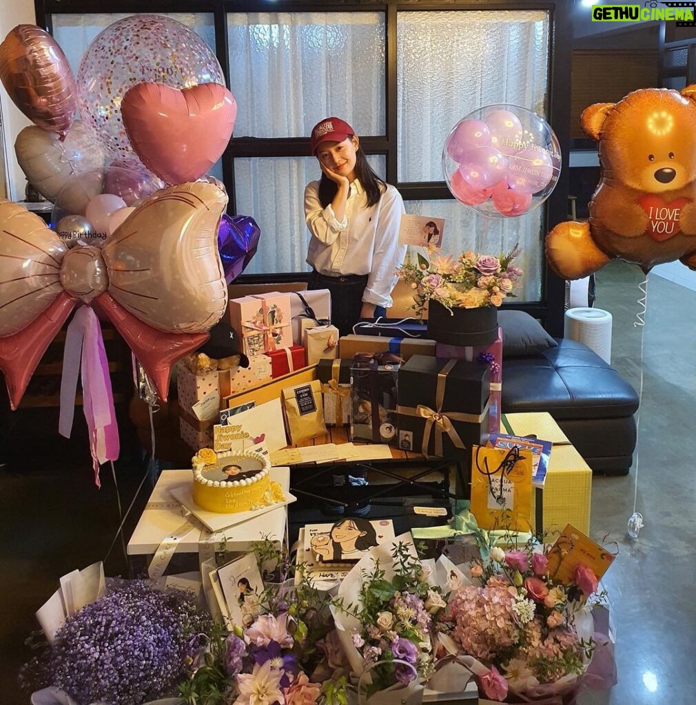 Kim Ji-won Instagram - 20211019! 여러분 덕분에 충만하고 행복한 생일 보냈습니다 감사해요🌹 Thank you for everything❤️