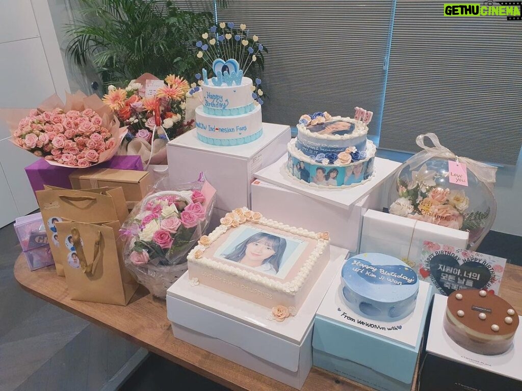 Kim Ji-won Instagram - 덕분에 올해도 행복한 생일이었습니다. 늘 감사해요❤ 모두 모두 감기 조심! 건강 잘 챙기세요🤗