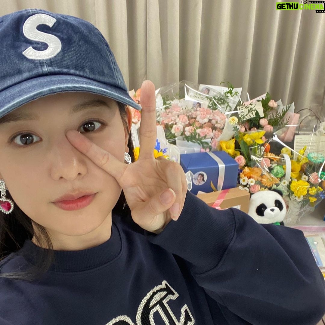 Kim Ji-won Instagram - 올해도! 덕분에!! 행복한 생일 보냈습니다♥︎♥︎♥︎감사합니다♥︎♥︎♥︎