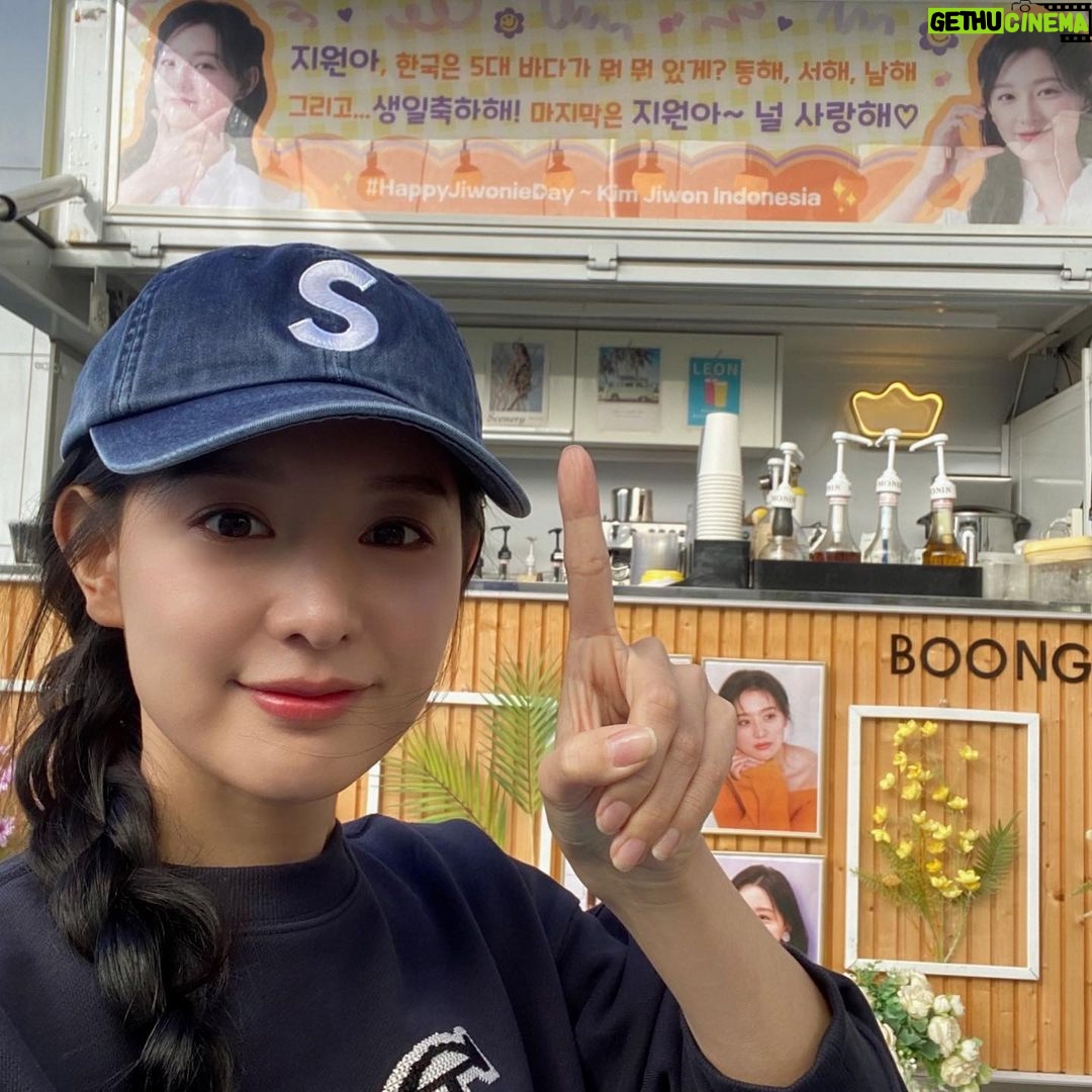 Kim Ji-won Instagram - 올해도! 덕분에!! 행복한 생일 보냈습니다♥︎♥︎♥︎감사합니다♥︎♥︎♥︎