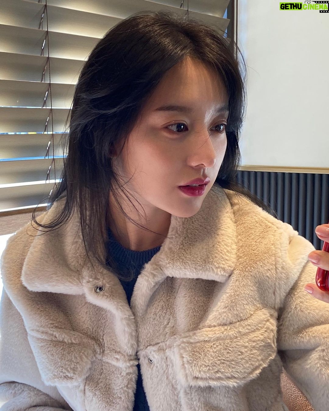 Kim Ji-won Instagram - 올 한 해도 고생 많으셨습니다. 2022년을 잘 마무리하는 행복한 하루 되시기를 바랍니다. 🌟