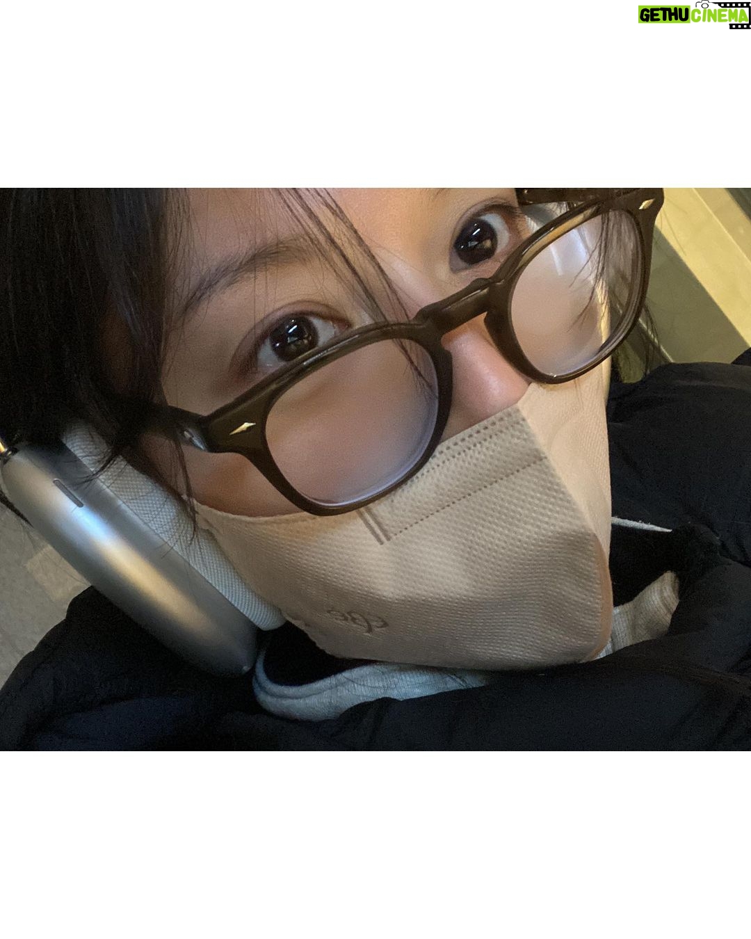 Kim Ji-won Instagram - 올 한 해도 고생 많으셨습니다. 2022년을 잘 마무리하는 행복한 하루 되시기를 바랍니다. 🌟
