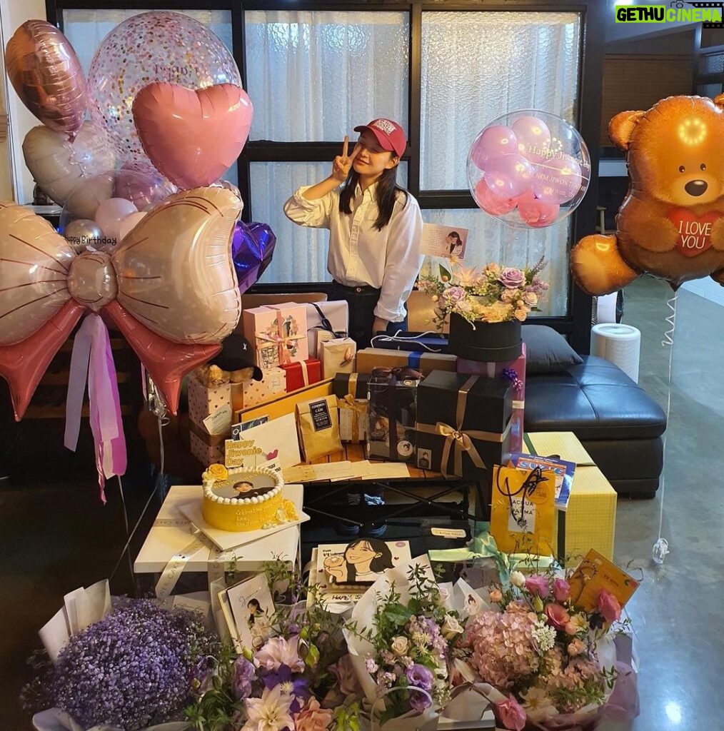 Kim Ji-won Instagram - 20211019! 여러분 덕분에 충만하고 행복한 생일 보냈습니다 감사해요🌹 Thank you for everything❤