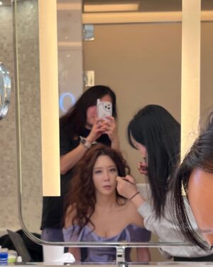 Kim Jung-eun Instagram - 집에도 못가고, 밖에도 못나가고, 한동안 호텔 격리(?)분위기로다가 갇혀서 찍었던 해리티지😱🥹우리 최고 스텝들 덕분에 예쁘게😘