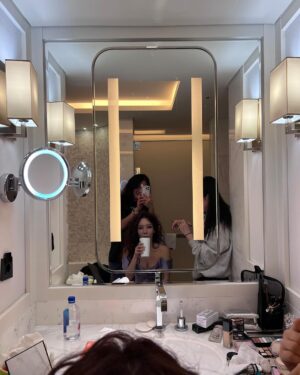 Kim Jung-eun Instagram - 집에도 못가고, 밖에도 못나가고, 한동안 호텔 격리(?)분위기로다가 갇혀서 찍었던 해리티지😱🥹우리 최고 스텝들 덕분에 예쁘게😘
