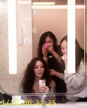 Kim Jung-eun Instagram - 집에도 못가고, 밖에도 못나가고, 한동안 호텔 격리(?)분위기로다가 갇혀서 찍었던 해리티지😱🥹우리 최고 스텝들 덕분에 예쁘게😘