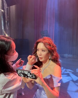 Kim Jung-eun Instagram - 집에도 못가고, 밖에도 못나가고, 한동안 호텔 격리(?)분위기로다가 갇혀서 찍었던 해리티지😱🥹우리 최고 스텝들 덕분에 예쁘게😘