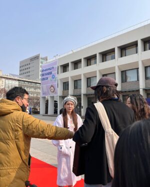 Kim Jung-eun Instagram - 생일날, 사랑하는 내 드라마를 찍으며 하루를 보내는것도 의미있겠다 싶었어요☺️근데 살면서 아마도 가장 축하를 많이 받았던, 잊지못할 생일이었습니다🥹좀 늦었지만 모두에게,정말 감사하고 진심으로 행복했던 하루였다고 꼭 얘기해주고 싶었어요!!고맙고 사랑하고 수고하셨습니다