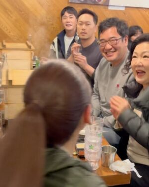 Kim Jung-eun Instagram - 생일날, 사랑하는 내 드라마를 찍으며 하루를 보내는것도 의미있겠다 싶었어요☺️근데 살면서 아마도 가장 축하를 많이 받았던, 잊지못할 생일이었습니다🥹좀 늦었지만 모두에게,정말 감사하고 진심으로 행복했던 하루였다고 꼭 얘기해주고 싶었어요!!고맙고 사랑하고 수고하셨습니다