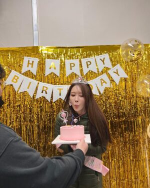 Kim Jung-eun Instagram - 생일날, 사랑하는 내 드라마를 찍으며 하루를 보내는것도 의미있겠다 싶었어요☺️근데 살면서 아마도 가장 축하를 많이 받았던, 잊지못할 생일이었습니다🥹좀 늦었지만 모두에게,정말 감사하고 진심으로 행복했던 하루였다고 꼭 얘기해주고 싶었어요!!고맙고 사랑하고 수고하셨습니다