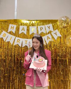 Kim Jung-eun Instagram - 생일날, 사랑하는 내 드라마를 찍으며 하루를 보내는것도 의미있겠다 싶었어요☺️근데 살면서 아마도 가장 축하를 많이 받았던, 잊지못할 생일이었습니다🥹좀 늦었지만 모두에게,정말 감사하고 진심으로 행복했던 하루였다고 꼭 얘기해주고 싶었어요!!고맙고 사랑하고 수고하셨습니다