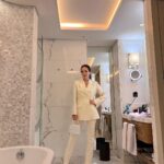 Kim Jung-eun Instagram – 집에도 못가고, 밖에도 못나가고, 한동안 호텔 격리(?)분위기로다가 갇혀서 찍었던 해리티지😱🥹우리 최고 스텝들 덕분에 예쁘게😘