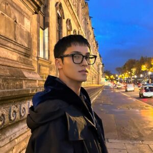 Kim Min-gyu Instagram - Paris🖤