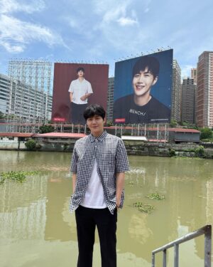 Kim Seon-ho Instagram - 시작부터 지금까지 계속 감동이에요 .
감사합니다 :) 
#BENCHxKIMSEONHO ❤️