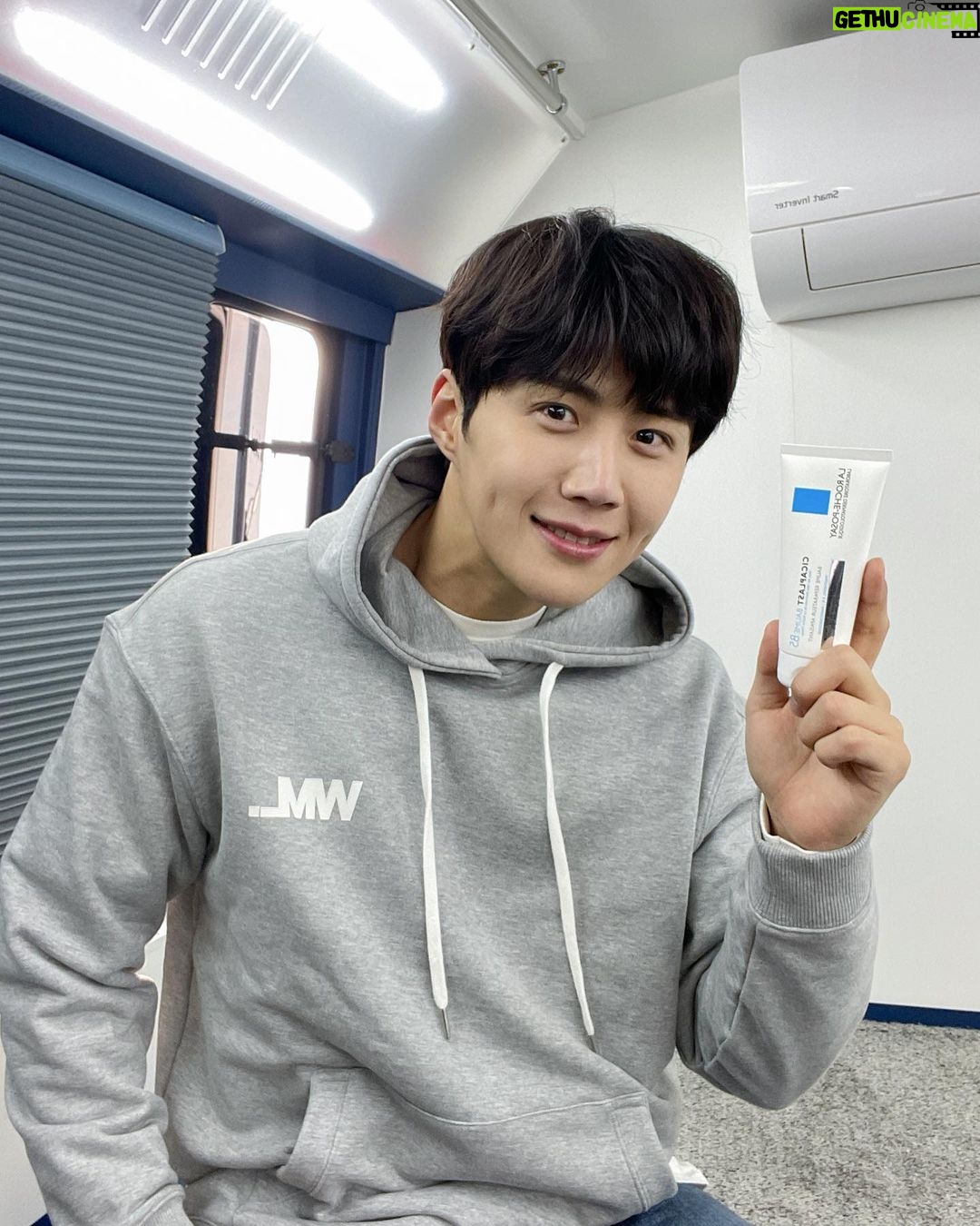 Kim Seon-ho Instagram - 라로슈포제💙 #광고 #라로슈포제 #시카플라스트밤B5 #시카습관 💚