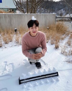Kim Seon-ho Instagram - ☃️ :)