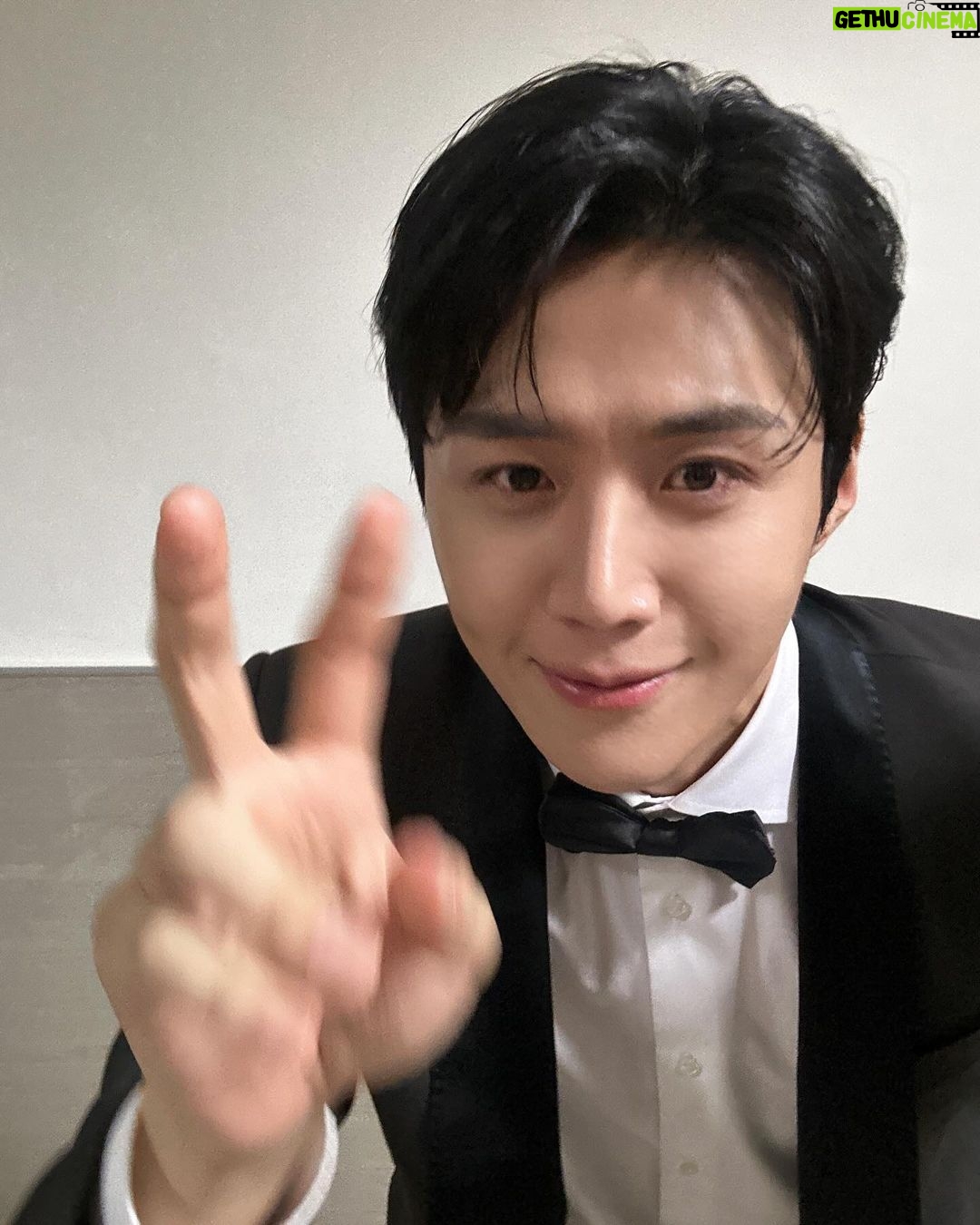 Kim Seon-ho Instagram - âđť..!!. íě ęł ë§ěľëë¤ :) đ #AAA