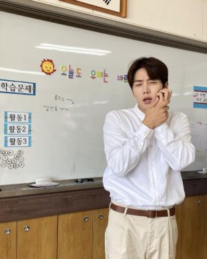 Kim Seon-ho Instagram - ◡̈ #갯차 차차 오늘도 9시