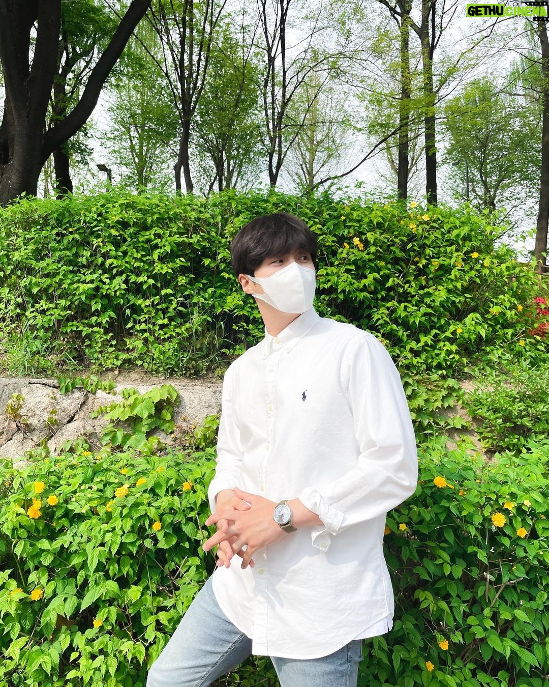 Kim Seon-ho Instagram - 벌써 일 년이 흘렀네요 ... :) 믿기지 않을 정도로 벅차고 감동인 생일을 보냈어요... 보내주신 응원과 마음들 하나하나 마음속에 담고 평생 간직할게요! 21년 5월 8일 역시... 잊지 못할 날들의 연속이네요 다시 한번 고맙습니다! ◡̈ 더 좋은 배우가 될게요! #배우하길잘했다