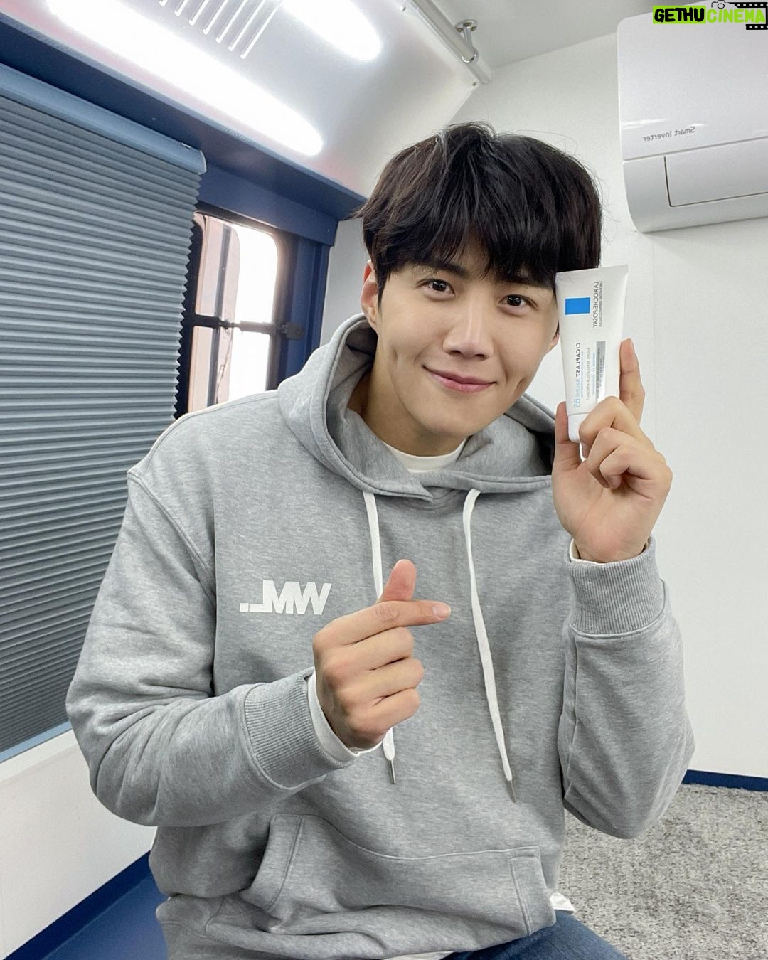 Kim Seon-ho Instagram - 라로슈포제💙 #광고 #라로슈포제 #시카플라스트밤B5 #시카습관 💚