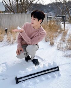 Kim Seon-ho Instagram - ☃️ :)