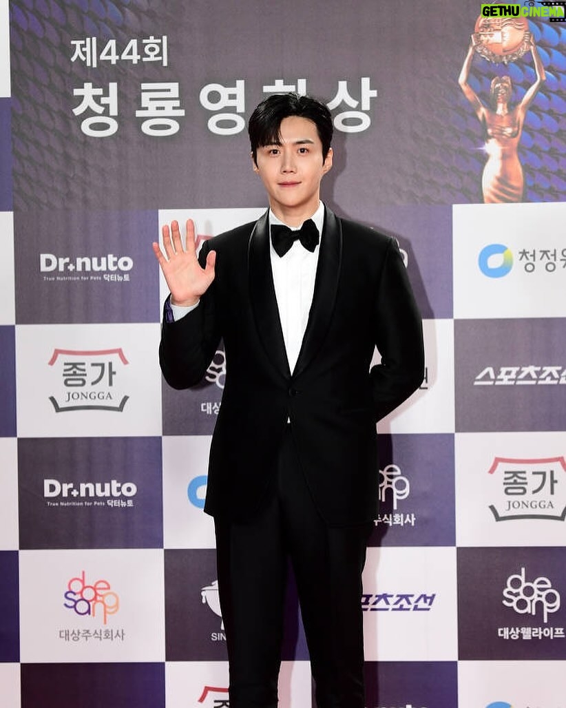 Kim Seon-ho Instagram - 밤낮으로 고생해 주신 여러분 덕분에 영광스런 자리에서 상을 받을 수 있었어요 정말 고맙습니다 :) 너무 떨려서 트로피 들고 찍은 사진이 없... #청룡영화상