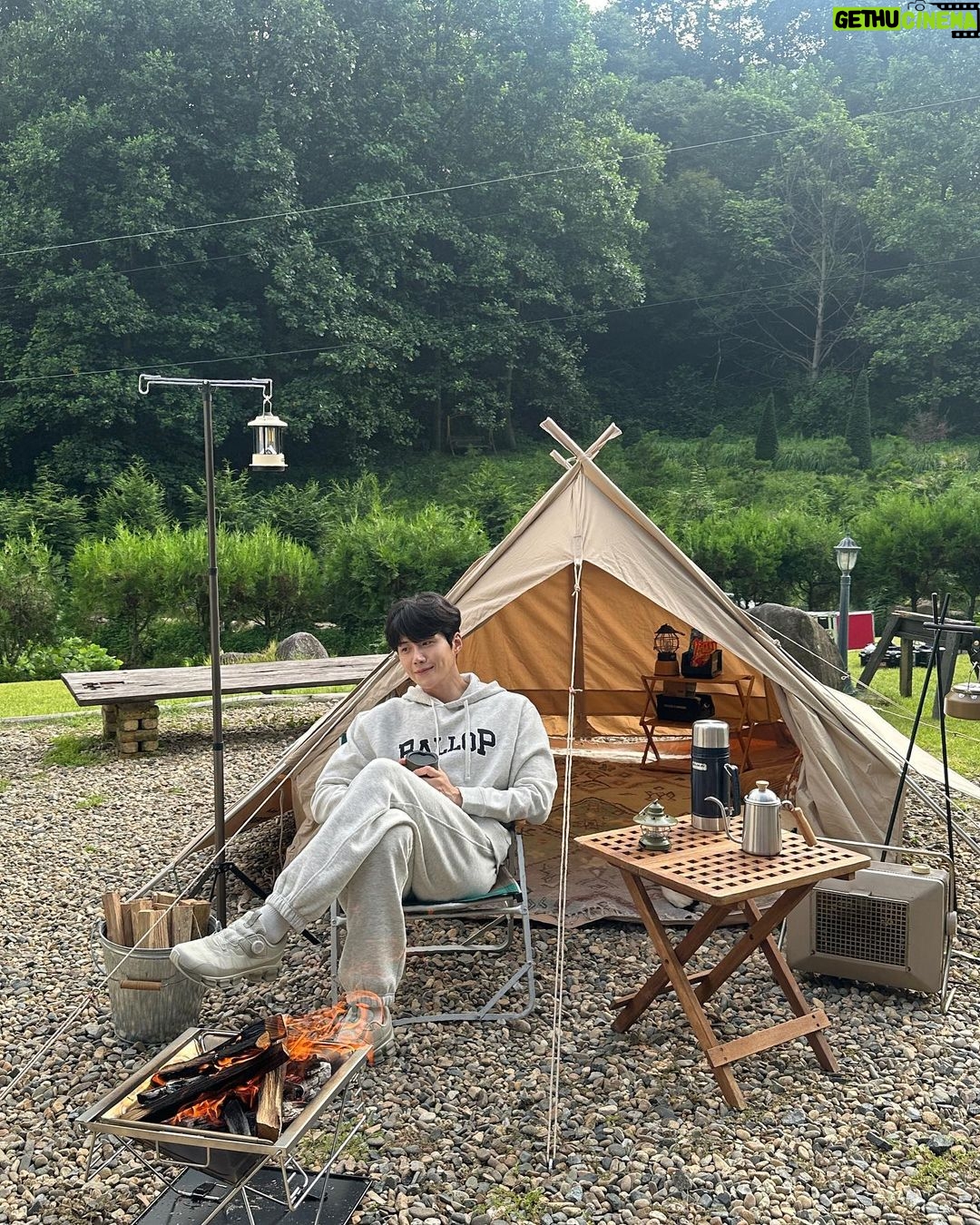 Kim Seon-ho Instagram - 가을에도, 겨울에도 밸롭 #BALLOP ◡̈ 캠핑도 밸롭밸롭 🤣