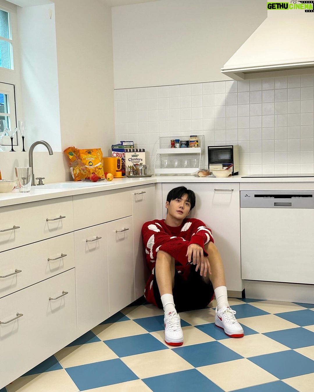 Kim Seon-ho Instagram - 'SEON HO : ON & OFF' ♡ #KimSeonHoSeasonsGreetings